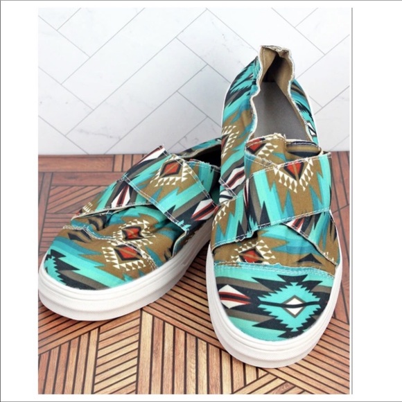 ❗️NEW❗️Aztec Crisscross Sneakers - Picture 3 of 3